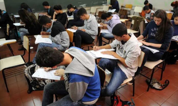Conheca-tudo-Pe-de-Meia-os-requisitos-para-estudantes-receberem-o-incentivo-financeiro
